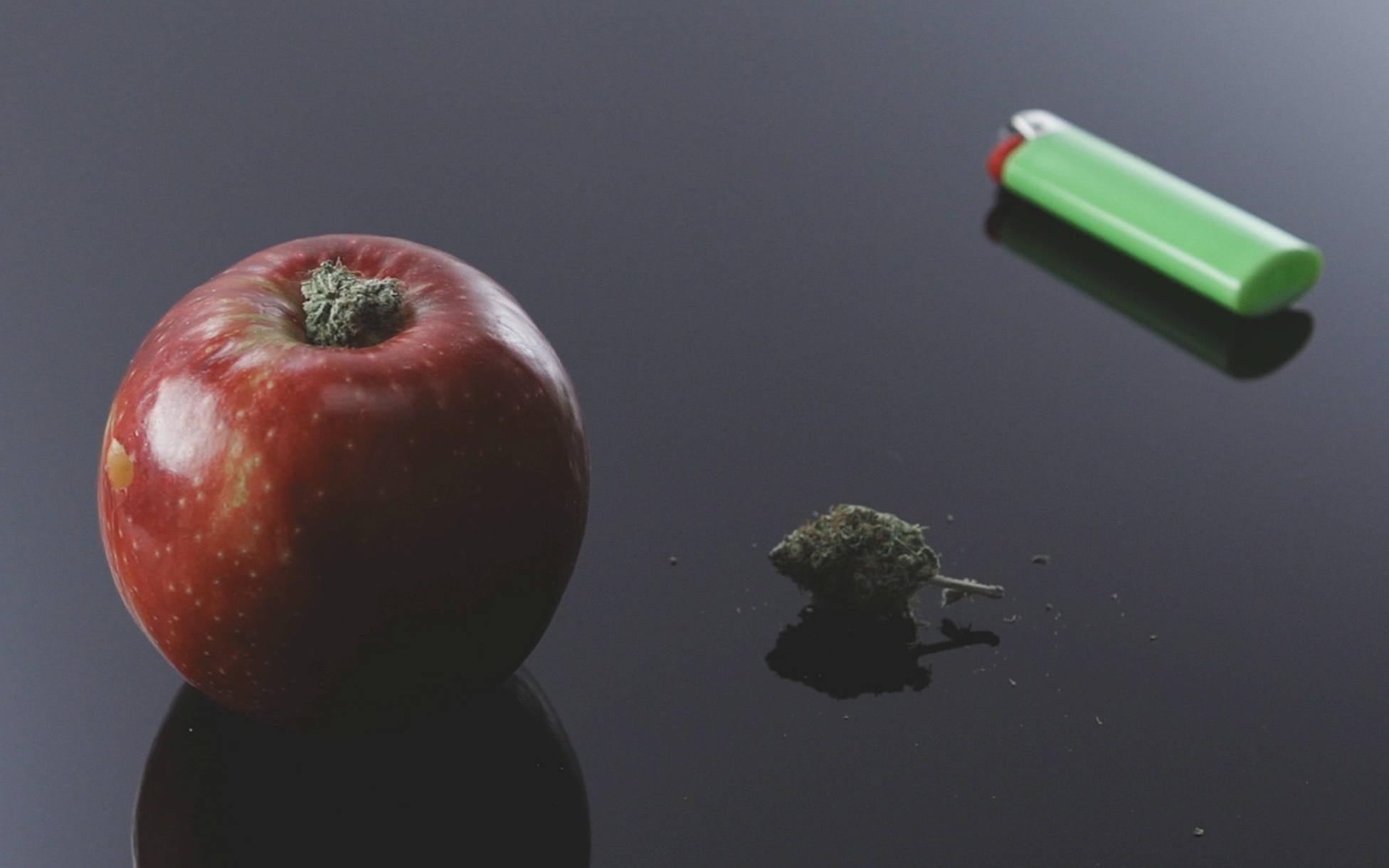 How to Make an Apple Pipe for Smoking Cannabis | Leafly