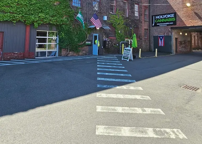HolyokeCannabis_outside_walkway